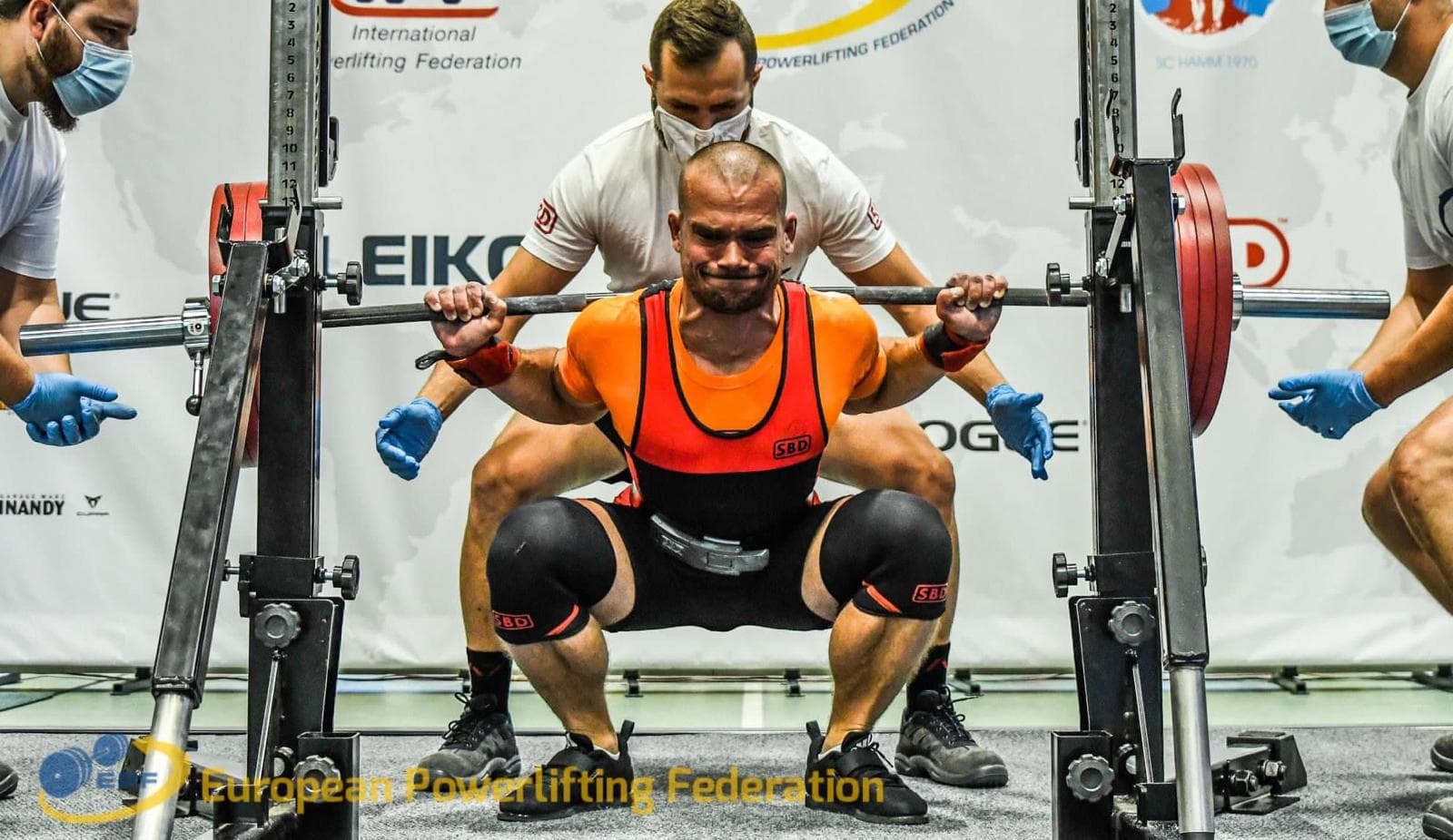Bram coacht een powerlifter tijdens een wedstrijdsquat