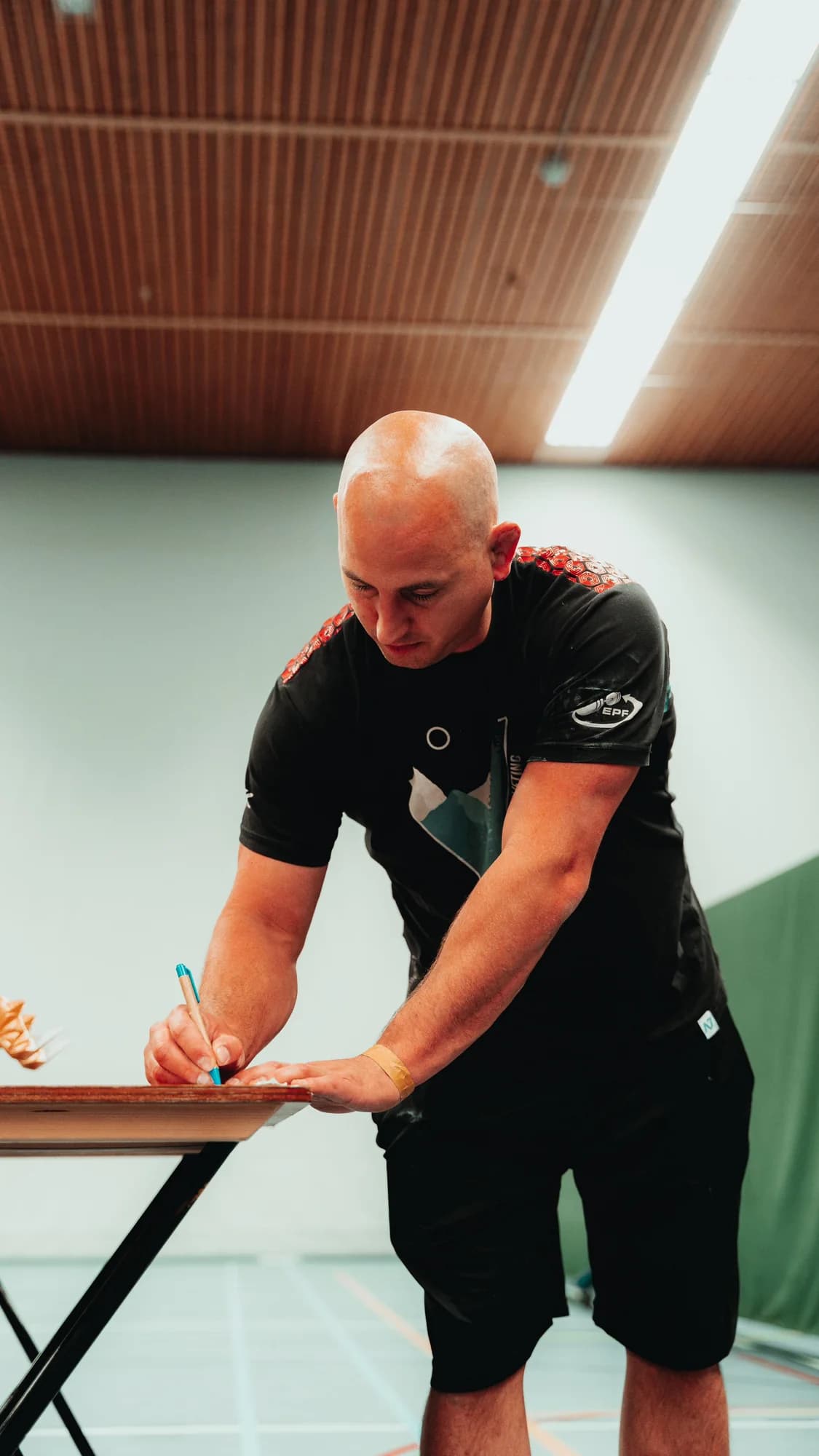 Bram Strik noteert en bewaakt de wedstrijdpogingen van zijn atleten