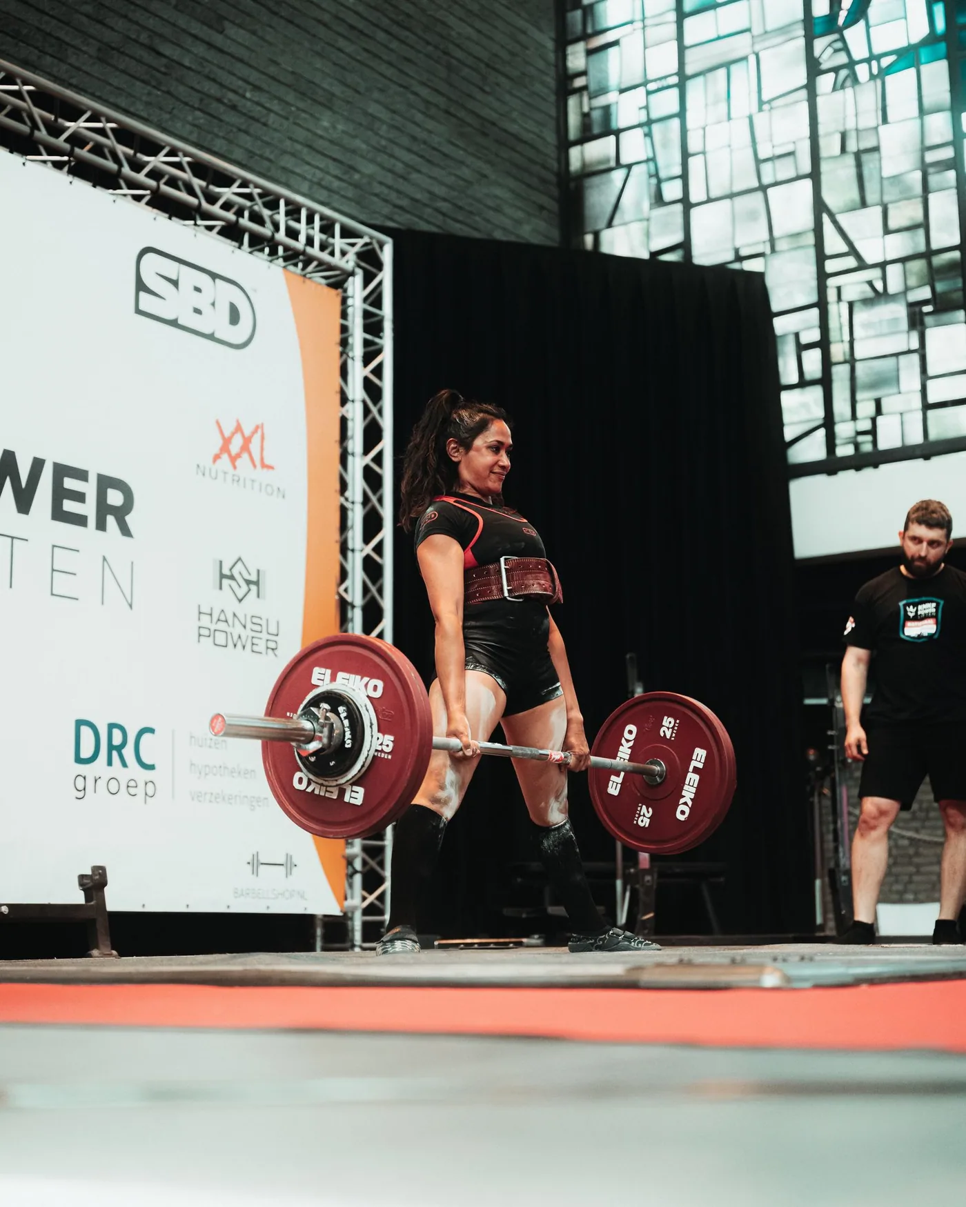 Esther doet een deadlift tijdens een powerliftingwedstrijd